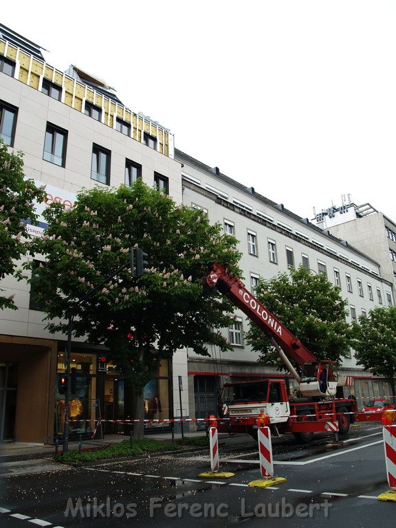 800 kg Fensterrahmen drohte auf Strasse zu rutschen Koeln Friesenplatz P16.JPG